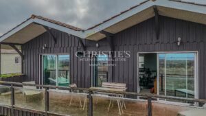 Gujan Mestras: House on the front line / sea front