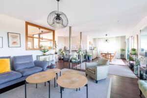 Gujan Mestras: House on the front line / sea front