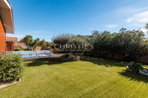 BISCARROSSE: Contemporary wooden house with swimming pool