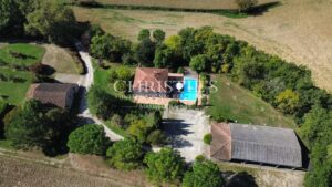 La vieille ferme avec ses granges, 3 ânes et 35 hectares de terrain.