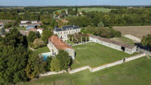 Très beau château rénové du 19ème siècle