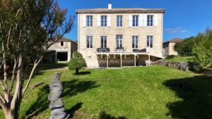 Élégante Maison de Maître du XIXᵉ siècle à Semillac