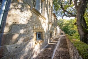 Un château exquisément turretté situé au milieu d'une campagne à couper le souffle