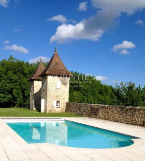 Un château exquisément turretté situé au milieu d'une campagne à couper le souffle
