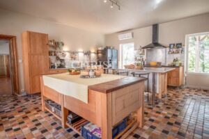 Un château exquisément turretté situé au milieu d'une campagne à couper le souffle