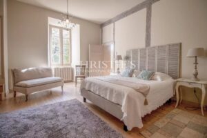 Un château exquisément turretté situé au milieu d'une campagne à couper le souffle