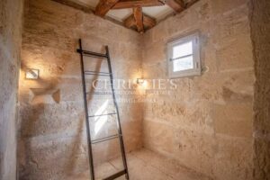 Un château exquisément turretté situé au milieu d'une campagne à couper le souffle