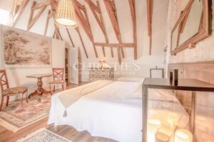 Un château exquisément turretté situé au milieu d'une campagne à couper le souffle