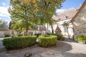 Un château exquisément turretté situé au milieu d'une campagne à couper le souffle