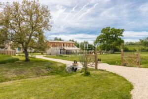 Magnifique conversion d'une grange du XVIe siècle comprenant une charmante « Petite Escapade », nichée sur 3 hectares