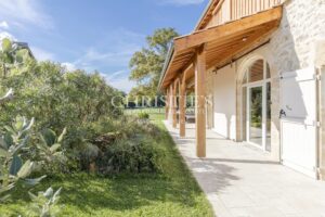 Magnifique conversion d'une grange du XVIe siècle comprenant une charmante « Petite Escapade », nichée sur 3 hectares