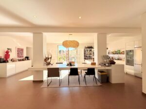 PRESTIGIOUS RESIDENCE with 3 GUESTROOMS and STUDIO