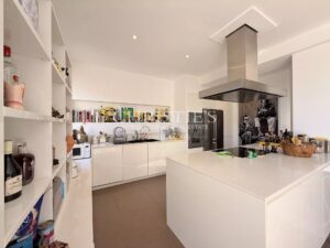 PRESTIGIOUS RESIDENCE with 3 GUESTROOMS and STUDIO