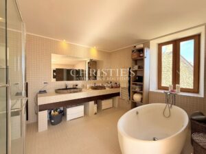 PRESTIGIOUS RESIDENCE with 3 GUESTROOMS and STUDIO