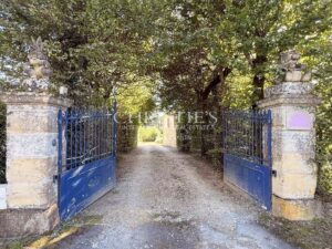 PRESTIGIOUS RESIDENCE with 3 GUESTROOMS and STUDIO