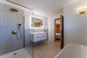 Rénovation contemporaine, lumière et art de vivre au calme