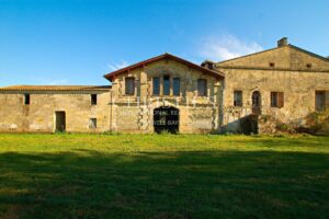 27-hectare property in one piece, isolated, quiet. Character buildings. To be renovated.