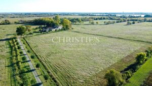 27-hectare property in one piece, isolated, quiet. Character buildings. To be renovated.