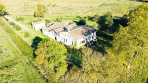 27-hectare property in one piece, isolated, quiet. Character buildings. To be renovated.