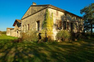 27-hectare property in one piece, isolated, quiet. Character buildings. To be renovated.