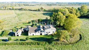 27-hectare property in one piece, isolated, quiet. Character buildings. To be renovated.