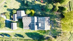 27-hectare property in one piece, isolated, quiet. Character buildings. To be renovated.