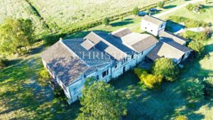 27-hectare property in one piece, isolated, quiet. Character buildings. To be renovated.