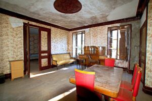 27-hectare property in one piece, isolated, quiet. Character buildings. To be renovated.