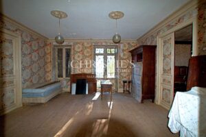 27-hectare property in one piece, isolated, quiet. Character buildings. To be renovated.