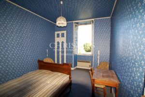 27-hectare property in one piece, isolated, quiet. Character buildings. To be renovated.