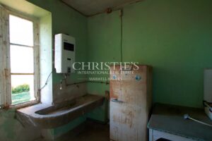 27-hectare property in one piece, isolated, quiet. Character buildings. To be renovated.