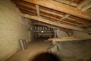 27-hectare property in one piece, isolated, quiet. Character buildings. To be renovated.