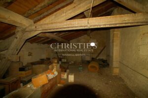 27-hectare property in one piece, isolated, quiet. Character buildings. To be renovated.