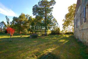 27-hectare property in one piece, isolated, quiet. Character buildings. To be renovated.