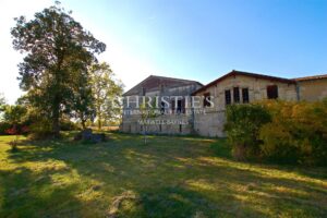 27-hectare property in one piece, isolated, quiet. Character buildings. To be renovated.