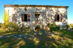 27-hectare property in one piece, isolated, quiet. Character buildings. To be renovated.