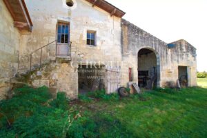 27-hectare property in one piece, isolated, quiet. Character buildings. To be renovated.