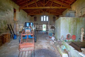 27-hectare property in one piece, isolated, quiet. Character buildings. To be renovated.