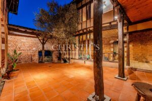 Exclusively available through Maxwell Baynes townhouse in the centre of Gimont - Toulouse 1 hour