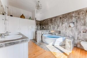 Exclusively available through Maxwell Baynes townhouse in the centre of Gimont - Toulouse 1 hour