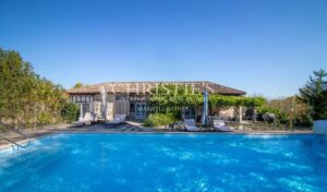 Trois maisons périgourdines, granges et écuries situées au cœur d'un domaine rural de 20 hectares