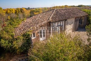 Trois maisons périgourdines, granges et écuries situées au cœur d'un domaine rural de 20 hectares