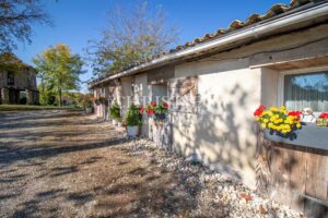 Trois maisons périgourdines, granges et écuries situées au cœur d'un domaine rural de 20 hectares