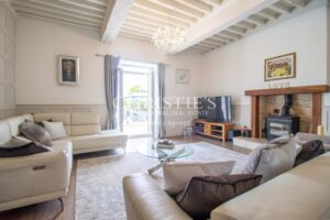 Trois maisons périgourdines, granges et écuries situées au cœur d'un domaine rural de 20 hectares