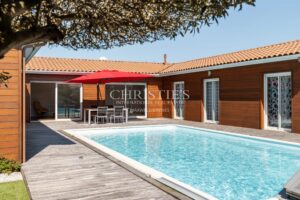BISCARROSSE : Villa d’architecte ossature bois avec piscine et jardin