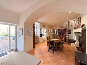 Élégante maison de ville de prestige, 8 chambres et un appartement 2 chambres, avec grand parc et vue sur le château