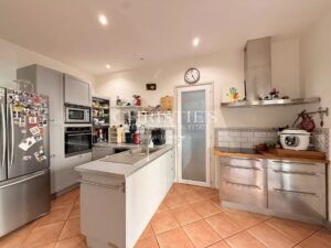 Élégante maison de ville de prestige, 8 chambres et un appartement 2 chambres, avec grand parc et vue sur le château