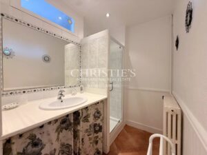 Élégante maison de ville de prestige, 8 chambres et un appartement 2 chambres, avec grand parc et vue sur le château