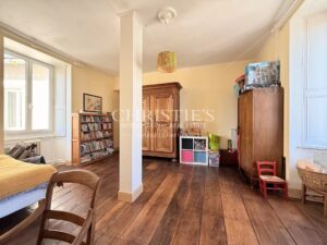 Élégante maison de ville de prestige, 8 chambres et un appartement 2 chambres, avec grand parc et vue sur le château