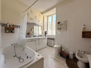 Élégante maison de ville de prestige, 8 chambres et un appartement 2 chambres, avec grand parc et vue sur le château